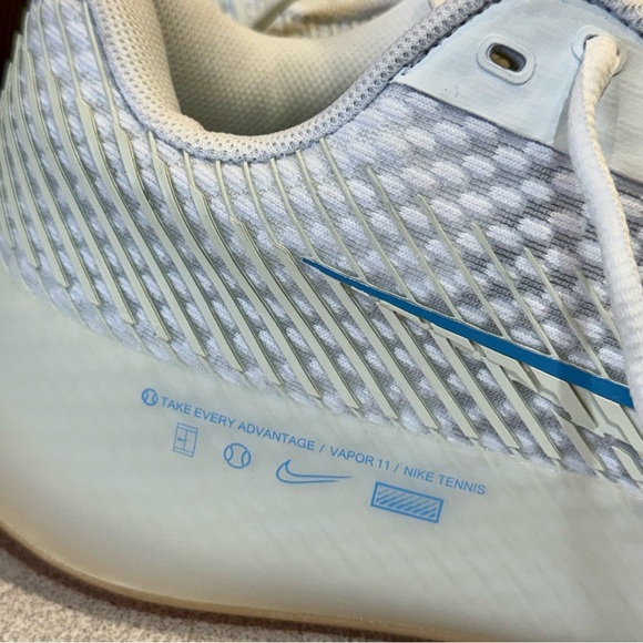 NWOT NIKE COURT AIR ZOOM VAPOR 11 HC 'WHITE LIGHT BLUE GUM' WOMEN’S 9.5 - Picture 2 of 9